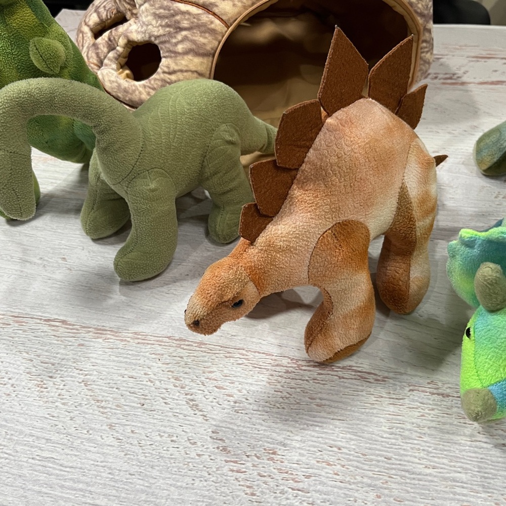 FAO Schwarz Dinosaurs Stuffed Animals with Plush Mountain Cave Carry Bag 7 Dinos - Picture 4 of 14